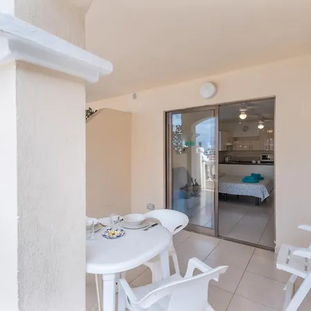 Castle Harbour Apartment *